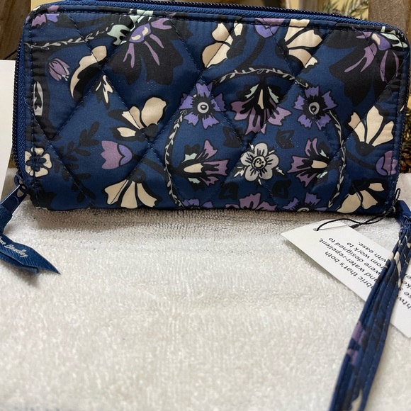 Vera Bradley NWT Ultralight RFID Accordion Wristlet - Picture 2 of 4